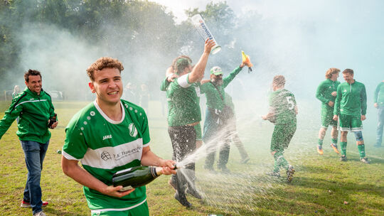 Sekt- und Bierfontänen: Die SG Perlbachtal feiert die Meisterschaft in der B-Klasse und den Aufstieg in die A-Klasse.