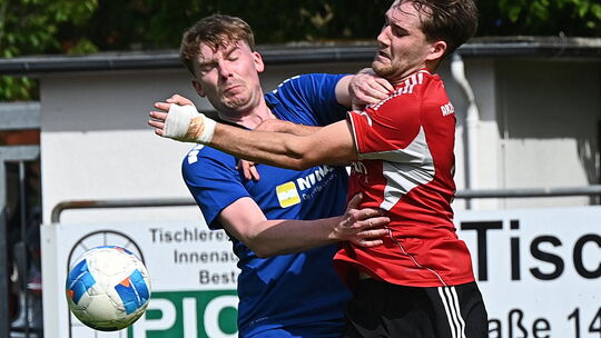 Wissen um Tim Leidig (in Blau) hat Arzfeld am letzten Spieltag der Rheinlandliga aus dem Weg geräumt und ist trotz Abstiegs noch