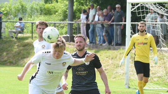 Eine von vielen Torraumszenen im Derby: Der Hackenheimer Paul Protzel klärt vor dem Winterbacher Routinier Jonas Kunz.