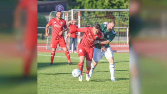 Hiergeblieben: Ein Bad Sobernheimer (grünes Trikot) stoppt im Saisonabschlussspiel den Spielertrainer der SG Alsenztal, Lars Wei