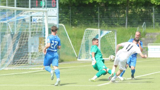 In seinem letzten Spiel vereitelte FCEK-Keeper Matthias Tigges (in Grün) hier den möglichen 1:1-Ausgleich durch Oberwesels Jonas