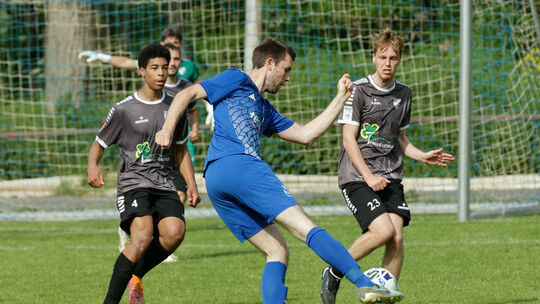 Weil die Fußballer des BSC Güls (graue Trikots, links Terryl Obst, rechts Jonas Retterath) ihr letztes Ligaspiel beim SV Niederw Weil die Fußballer des BSC Güls (graue Trikots, links Terryl Obst, rechts Jonas Retterath) ihr letztes Ligaspiel beim SV Niederw