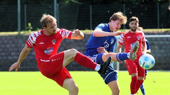 Mit dem 2:1-Sieg bei der SG Saffig/Miesenheim sicherte sich die SG Maifeld-Elztal (in Rot) den zweiten Platz in der Kreisliga A Mit dem 2:1-Sieg bei der SG Saffig/Miesenheim sicherte sich die SG Maifeld-Elztal (in Rot) den zweiten Platz in der Kreisliga A