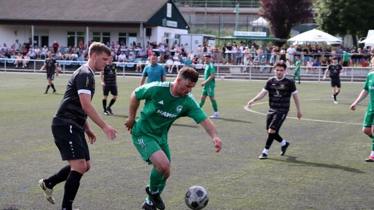 Josip Topic (am Ball), hier gegen Jonas Eich, erzielte vor stattlicher Kulisse kurz nach Wiederanpfiff das wichtige 2:1 für die Josip Topic (am Ball), hier gegen Jonas Eich, erzielte vor stattlicher Kulisse kurz nach Wiederanpfiff das wichtige 2:1 für die