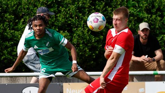Im Saisonfinale in bestechender Form: der Waldalgesheimer JP Houngbedji (grünes Trikot, im Duell mit dem Hüffelsheimer Lars Herm