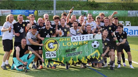 So jubelt der Meister: Die Grafschafter SG beendete die Saison der Kreisliga B 7 auf dem ersten Platz und steigt in die A-Klasse