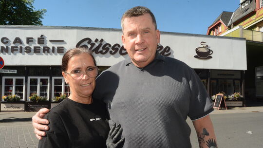 Heike und Peter Schlösser wollen mehr Zeit für die Familie haben und suchen darum einen Käufer für das Traditionscafé "Süsse Eck