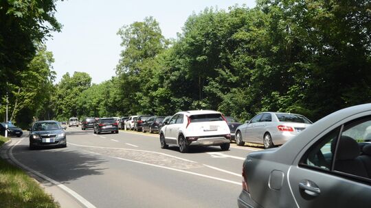 Trotz aller Unkenrufe: Der Verkehr im Salinental floss am Pfingstsonntag, wie hier an der ehemaligen Stadtgrenze, ungestört. Auc