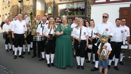 Pommerns amtierende Weinkönigin Lara I. konnte zum traditionellen Sommernachtsfest der Winzerkapelle zahlreiche Besucher willkom