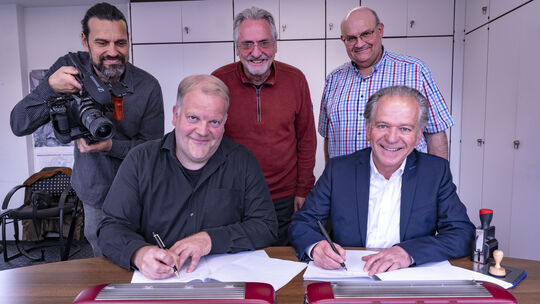 Felix Jacob, Vorsitzender des Hunsrückbahn-Vereins (links), und Simmerns Stadtbürgermeister Andreas Nikolay unterzeichnen den Ve