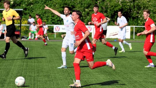 Ein wildes Spektakel lieferten sich die SG Augst Eitelborn (rote Trikots) und der HSV Neuwied zum Saisonabschluss in der Bezirks