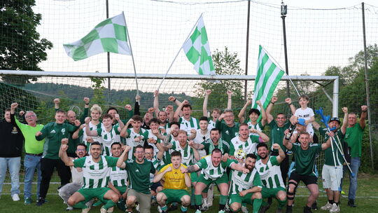 Der VfL Weierbach II feiert seine Meisterschaft in der C-Klasse Birkenfeld 1 nach dem 4:1-Sieg im Entscheidungsspiel gegen die S Der VfL Weierbach II feiert seine Meisterschaft in der C-Klasse Birkenfeld 1 nach dem 4:1-Sieg im Entscheidungsspiel gegen die S