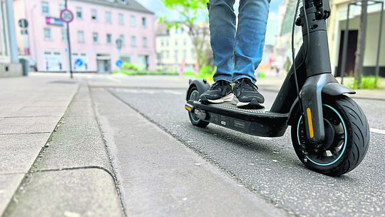 Dieser E-Scooter-Fahrer verhält sich korrekt. Er fährt auf dem Radfahrstreifen in der Grabenstraße in der Innenstadt von Limburg