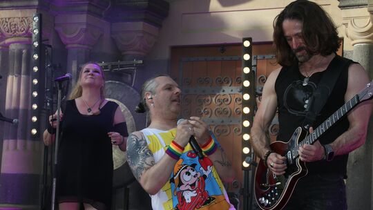 Die Band "The Queen Kings" mit Frontmann Sascha Krebs beschert den Burgfestspielen Mayen an neuer Spielstätte einen Auftakt nach