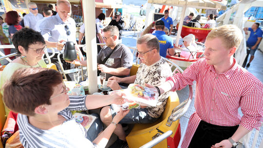Die Aktionsgemeinschaft Heddesdorfer Pfingstkirmes lädt am Pfingstmontag immer zum Frühstück im Riesenrad ein. Dies ist eigentli
