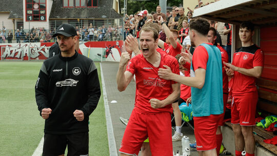 Untermosel-Trainer Tobias Wirtz (links, nach dem Sieg gegen Mayen) konnte nach einer unterirdischen Leistung gegen Augst zum Abs