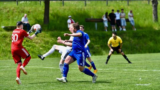 Vor toller Derby-Kulisse in Welschneudorf verabschiedeten sich die SG Elbert/Horbach (rechts Kapitän Tobias Brand, links Torwart