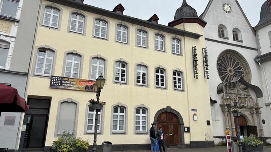 Im ersten und zweiten Stock des Vikarienhauses am Jesuitenplatz befindet sich das Studihaus: Bis zu 30 Studentinnen und Stunden