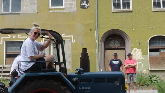 Männer und Frauen sind leidenschaftlich Trecker-Fans, die im Corso ihre schweren Maschinen steuern.