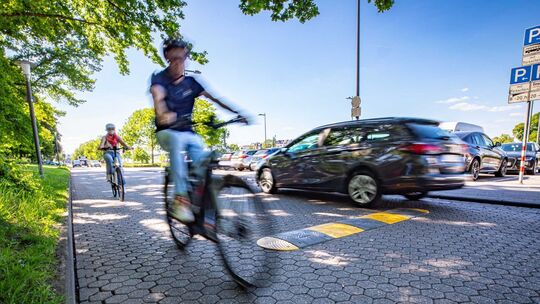 Am Peter-Altmeier-Ufer wurden erneut Anpassungen der Verkehrsführung vorgenommen. Fahrbahnschwellen sollen Tempo reduzieren.
⋌Fo