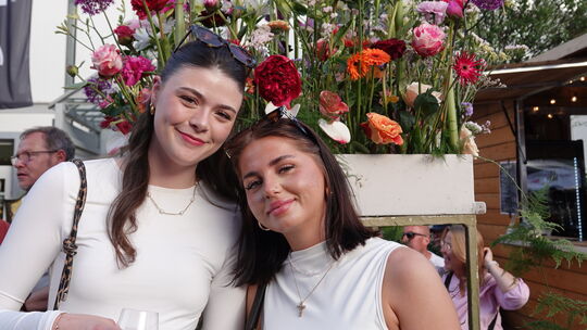 Der Marktplatz war üppig mit tollen Blumenarerangements geschmückt, was diese beiden Besucherinnen sichtlich genossen.