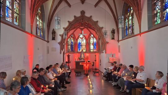 Zum Taizé-Gebet sind die Besucher in die Lützeler Maria-Hilf-Kapelle gekommen.