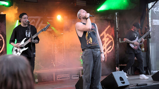 Die Band HVSTE beim Field Invasion Horizon Fest in Dürrholz-Muscheid.