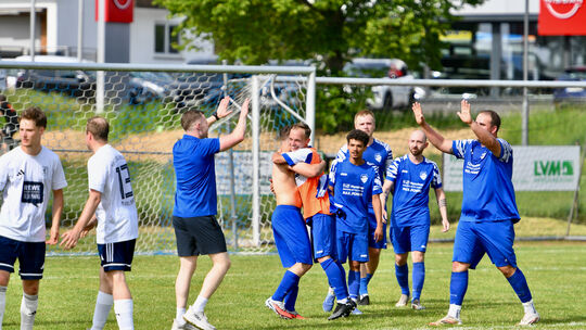 Happy End nach reichlich durchwachsener Saison: Mit dem 3:0-Heimsieg gegen den TuS KK blieb der TuS Singhofen am rettenden Ufer.
