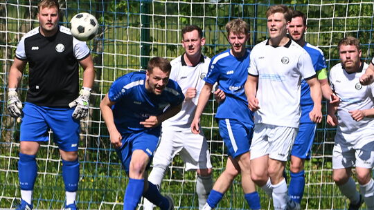 Beim 6:1 gegen Weyerbusch ließ Meister SG Weitefeld (blaue Trikots) noch einmal die Muskeln spielen.