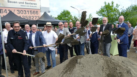 Da wollte jeder dabei sein, beim offiziellen ersten Spatenstich. Gut, dass die Stadt reichlich Schaufeln bereitgestellt hatte. Da wollte jeder dabei sein, beim offiziellen ersten Spatenstich. Gut, dass die Stadt reichlich Schaufeln bereitgestellt hatte.