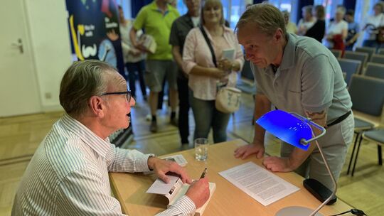 Thomas Lenerz (rechts) war zu Gast bei der Lesung von Wolfgang Kaes in Mayen. Lenerz unterstützte den Autor nicht nur bei der Vo Thomas Lenerz (rechts) war zu Gast bei der Lesung von Wolfgang Kaes in Mayen. Lenerz unterstützte den Autor nicht nur bei der Vo