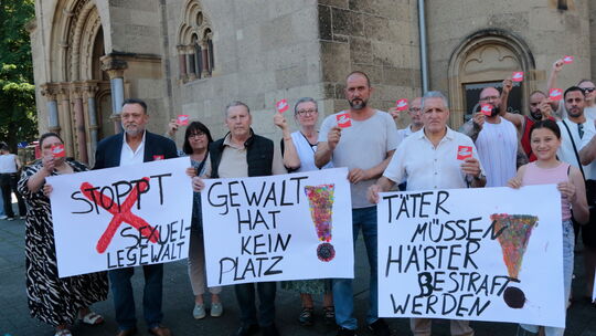Vor der Herz-Jesu-Kirche demonstrieren vorrangig Sinti und Roma, aber auch Omas gegen rechts und der Koblenzer DGB-Vorsitzende S