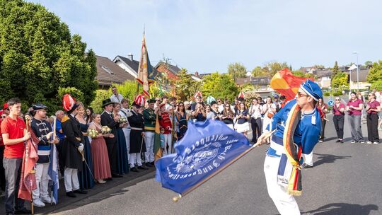 Fahnenschwenken gehört bei der Pfingstkirmes in Ohlenberg traditionell zum Programm.