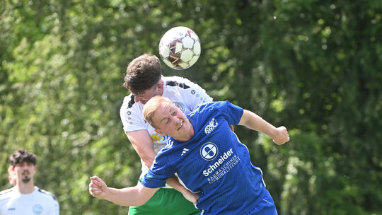 Oberwinters Niklas Schreiber (weißes Trikot) und Merlin Erens (blau) im Kopfballduell.
