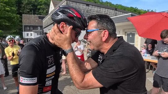 Hauptorganisator Marco Corigliano nimmt André Metzger voller Stolz am Ziel in Empfang.