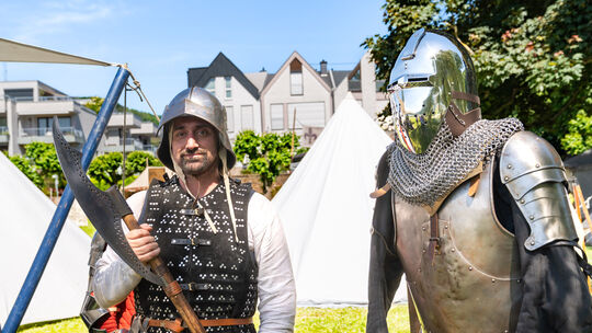 Trotz hoher Temperaturen war beim diesjährigen Pfingstspectaculum in Bad Hönningen so mancher gut gerüstet.