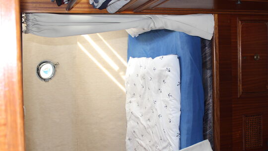 Eine Nische mit Bett als Schlafzimmer.