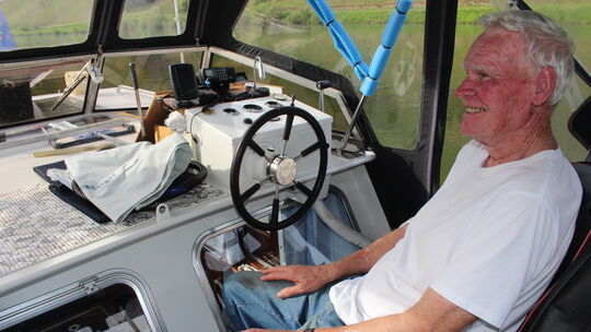 Wolfgang Borchardt am Außenfahrstand auf Achterdeck.