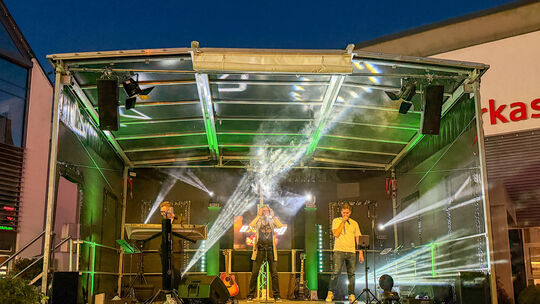 Mit Lichtshow und Partyklassikern sorgte „eXciting“ für ausgelassene Stimmung am ersten Kirmesabend