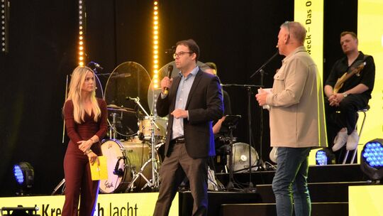 Maximilian Eckhardt (RZ-Chefredaktion, Mitte) mit Moderatorin Constanze Polaschek und Moderator Heiko Kraft.