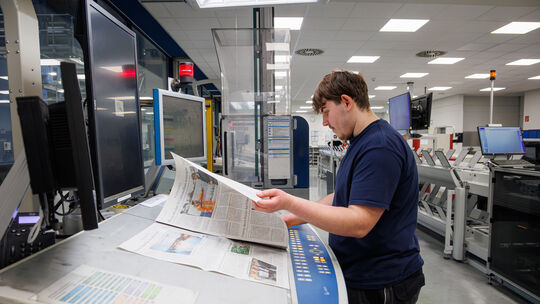 An hochmodernen Cockpit-Leitständen werden aktuell im RZ-Druckhaus die Rhein-Zeitung und ihre Heimatausgaben produziert.