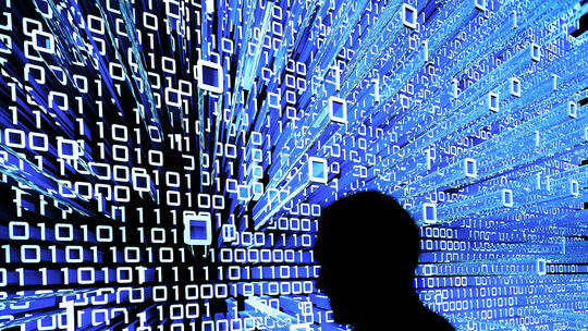 Hier der Mensch, dort die digitale Maschine. Auch die Rhein-Zeitung setzt bereits an vielen Stellen Künstliche Intelligenz ein - Hier der Mensch, dort die digitale Maschine. Auch die Rhein-Zeitung setzt bereits an vielen Stellen Künstliche Intelligenz ein -