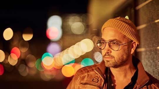 Cosmo Klein zählt seit vielen Jahren zu den markanten Stimmen zwischen Soul, Funk und Pop in Deutschland, zum Festivalfinale tri