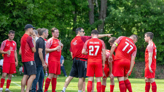 Dort ist die Bezirksliga: Der Trainer des SV Buhlenberg, Giuseppe Coco, zeigt seiner Mansnchaft mit ausgestrecktem Arm an, wo es