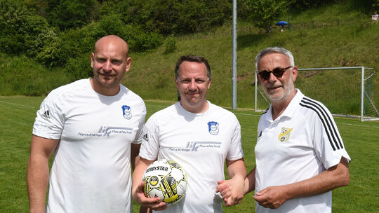 Staffelleiter Volker Fritz (rechts) imponierte, dass Sascha Küstner (links) und Mark Tomschin vom TSV Bockenau II Woche für Woch