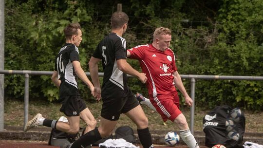 Bringt die Erfahrung aus zwei Jahren Landesliga mit in die Aufstiegsrunde ein: Christoph Alt (rotes Trikot) geht beim VfL Simmer