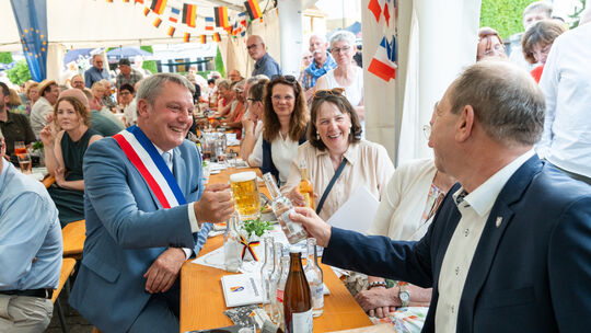 Beste Stimmung im Festzelt auf dem Achicourt-Platz: OB Frank Frühauf (rechts) stößt hier mit Patrick Lemaire, Bürgermeister der