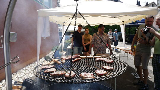 Angesichts der ohnehin schon vorherrschenden Hitze war der Dienst am Grillstand kein Zuckerschlecken. Doch hiesige "Bräter" sind