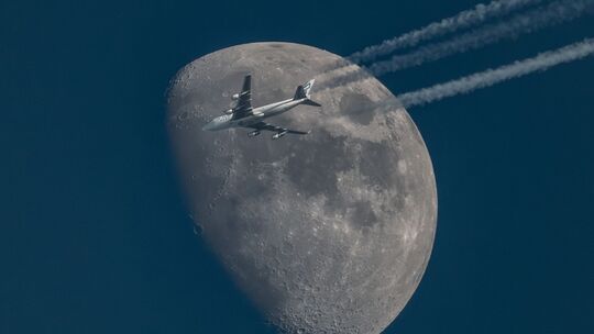 Mond mit Flugzeug