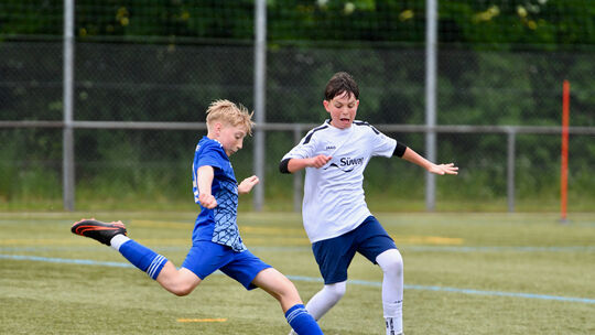 Mats Wagner (links) setzte beim klaren 5:0-Derbysieg der JSG Rhein-Taunus gegen die JSG Lahn den Schlusspunkt.